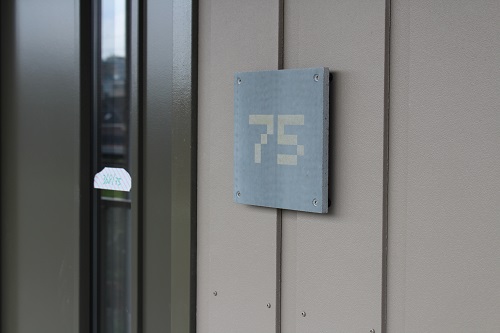 gegraveerd-beton-huisnummer